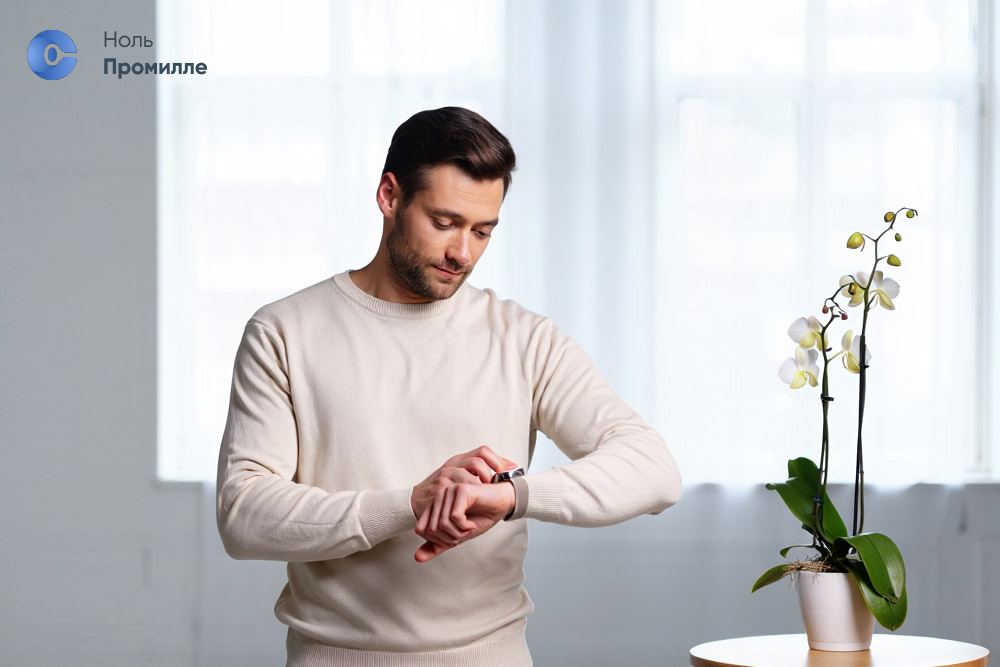 Мужчина смотрит на часы